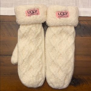 UGG mittens (nwot)